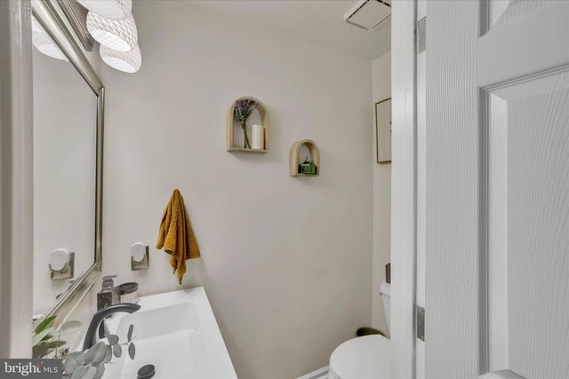 4 CREEKDALE DR, Delran, NJ 08075
