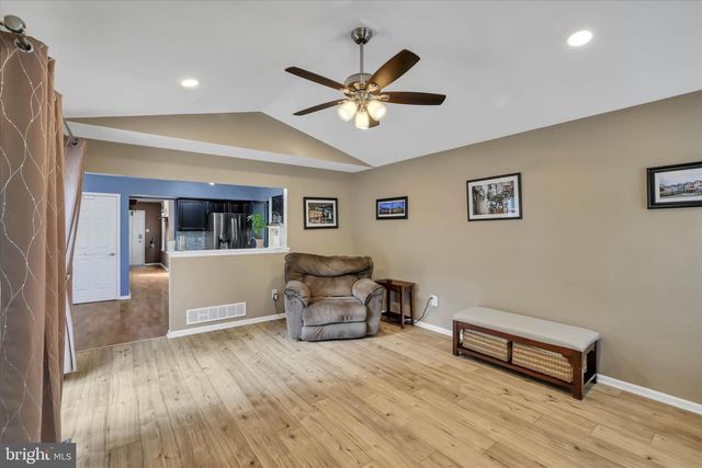 4 CREEKDALE DR, Delran, NJ 08075