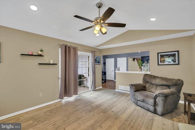 4 CREEKDALE DR, Delran, NJ 08075