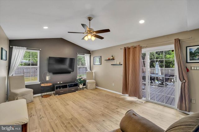 4 CREEKDALE DR, Delran, NJ 08075