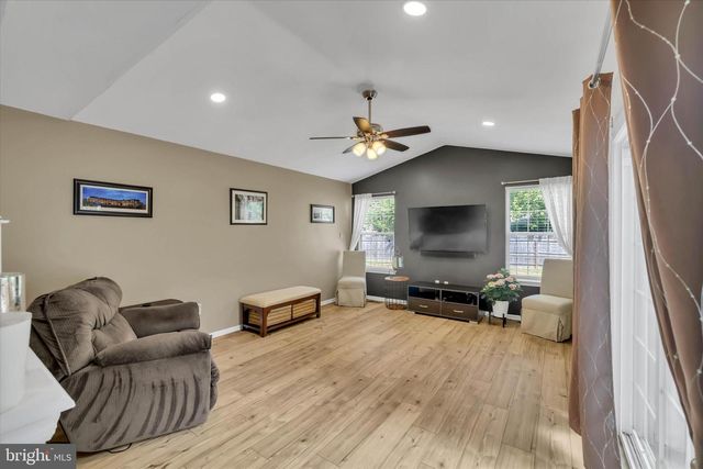 4 CREEKDALE DR, Delran, NJ 08075