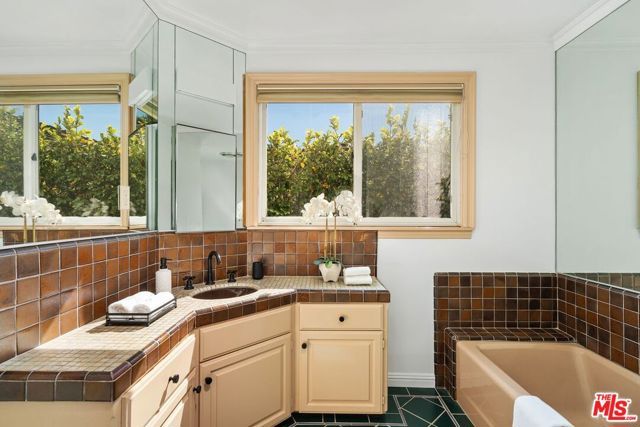 159 Granville Avenue, Los Angeles, CA 90049