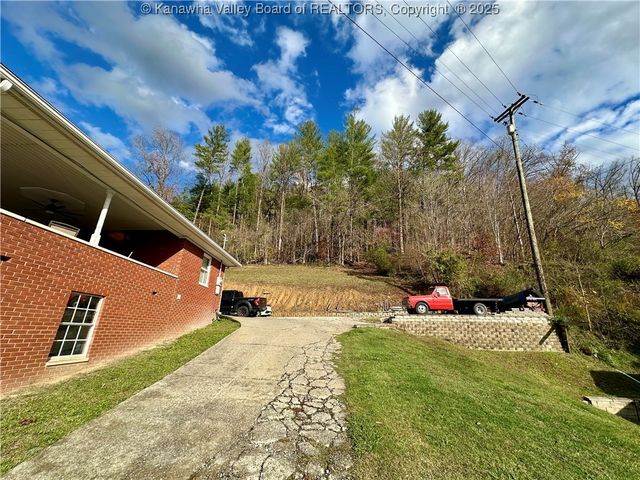 894 Main Street, Chapmanville, WV 25508