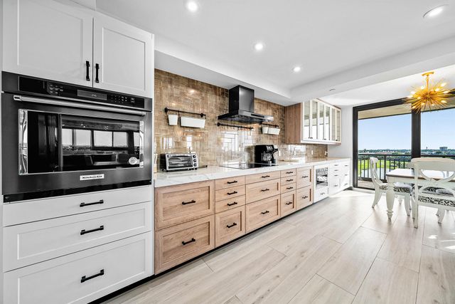 2427 Presidential Way 802, West Palm Beach, FL 33401