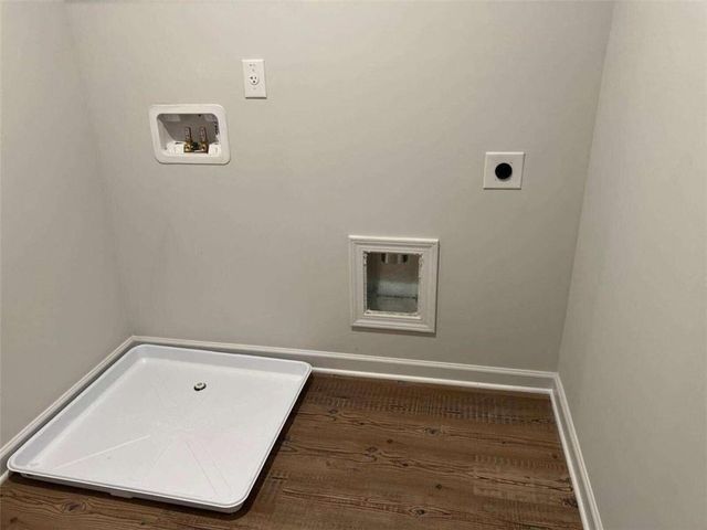 420 Point Place Dr, Loganville, GA 30052