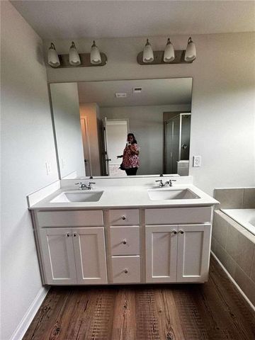 420 Point Place Dr, Loganville, GA 30052