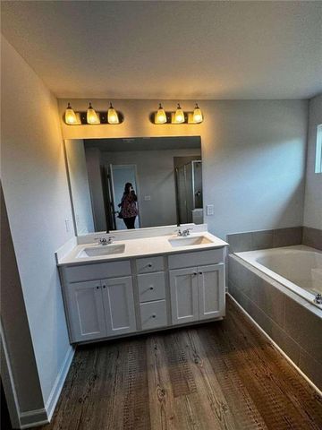 420 Point Place Dr, Loganville, GA 30052