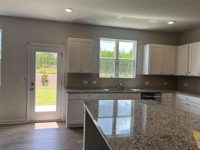 420 Point Place Dr, Loganville, GA 30052