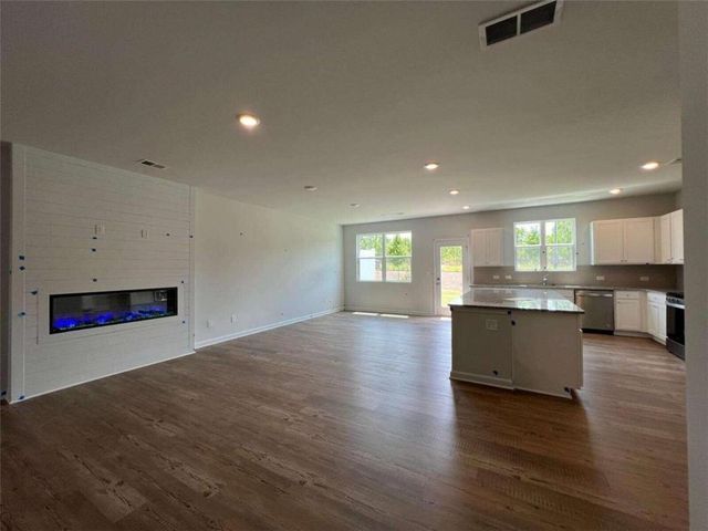 420 Point Place Dr, Loganville, GA 30052