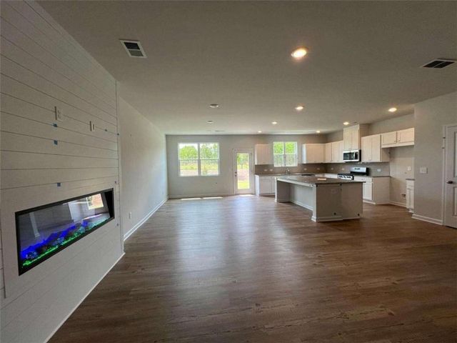 420 Point Place Dr, Loganville, GA 30052