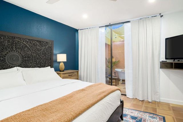 298 San Vincente Circle, Palm Desert, CA 92260