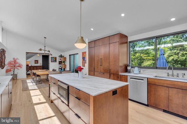 2 PURITAN CT, Princeton, NJ 08540