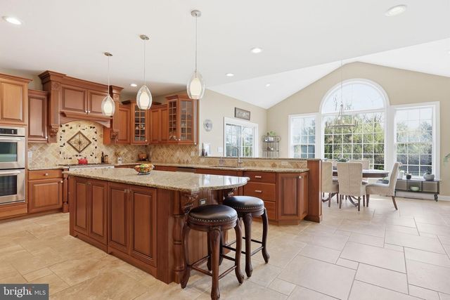 9 HILLVIEW DR, Newtown, PA 18940