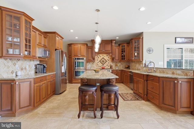 9 HILLVIEW DR, Newtown, PA 18940