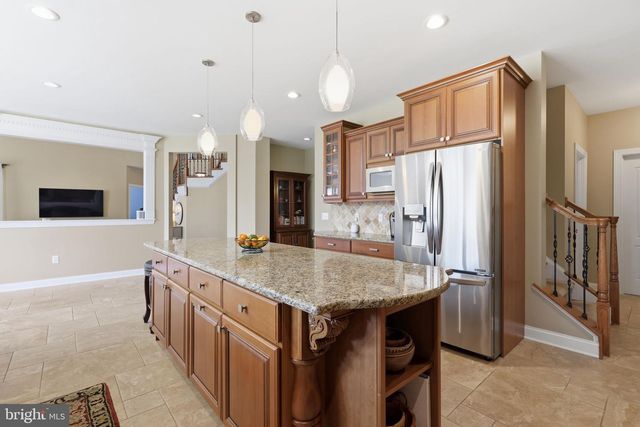 9 HILLVIEW DR, Newtown, PA 18940