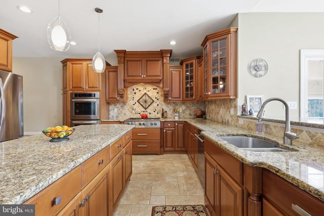 9 HILLVIEW DR, Newtown, PA 18940