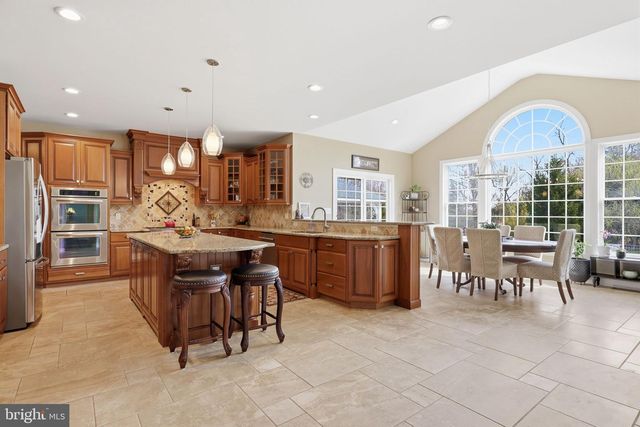9 HILLVIEW DR, Newtown, PA 18940