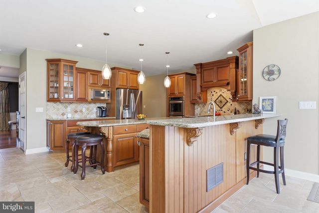 9 HILLVIEW DR, Newtown, PA 18940