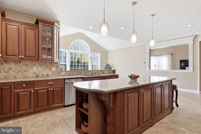9 HILLVIEW DR, Newtown, PA 18940