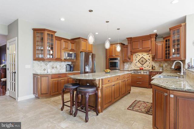 9 HILLVIEW DR, Newtown, PA 18940