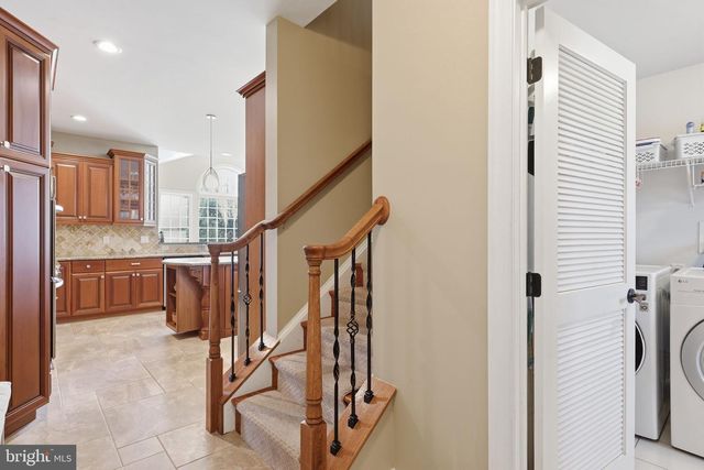 9 HILLVIEW DR, Newtown, PA 18940