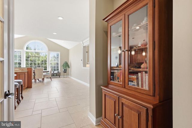 9 HILLVIEW DR, Newtown, PA 18940