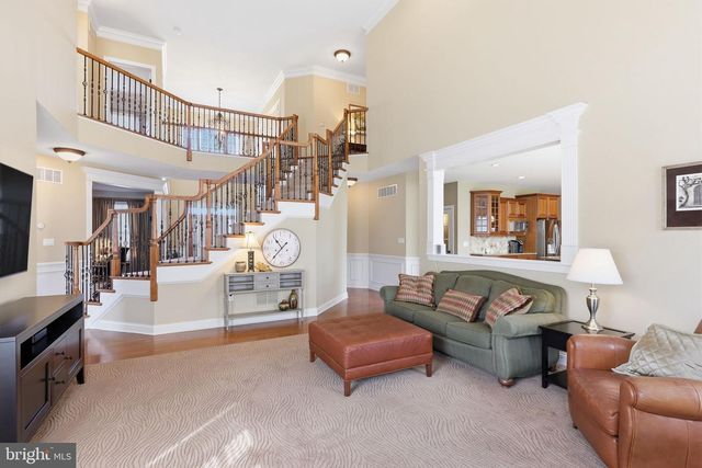 9 HILLVIEW DR, Newtown, PA 18940