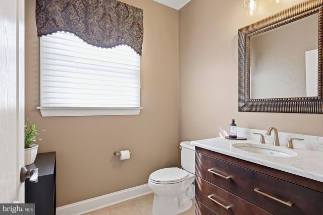 9 HILLVIEW DR, Newtown, PA 18940