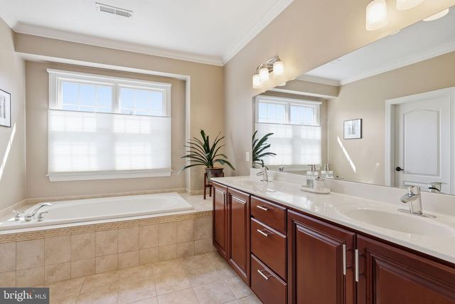 9 HILLVIEW DR, Newtown, PA 18940