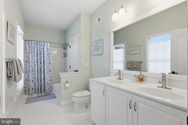 9 HILLVIEW DR, Newtown, PA 18940