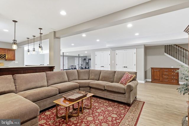 9 HILLVIEW DR, Newtown, PA 18940