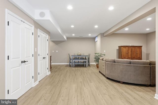 9 HILLVIEW DR, Newtown, PA 18940