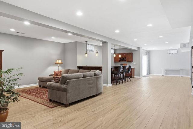 9 HILLVIEW DR, Newtown, PA 18940