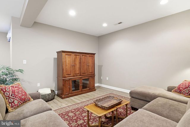 9 HILLVIEW DR, Newtown, PA 18940