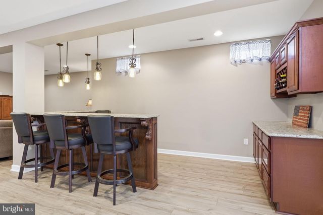 9 HILLVIEW DR, Newtown, PA 18940