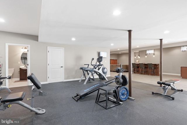 9 HILLVIEW DR, Newtown, PA 18940