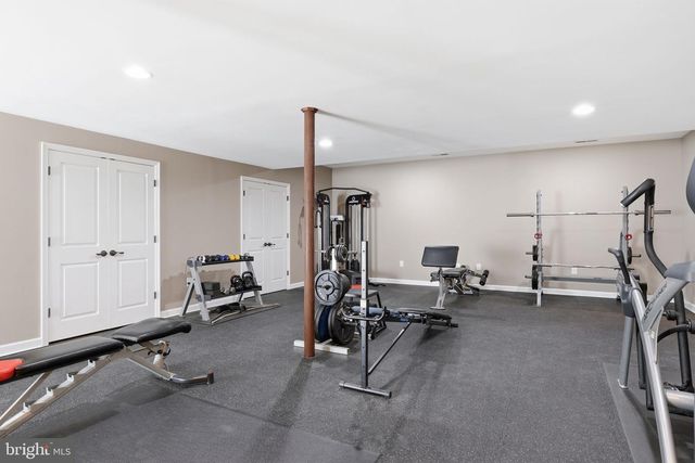 9 HILLVIEW DR, Newtown, PA 18940
