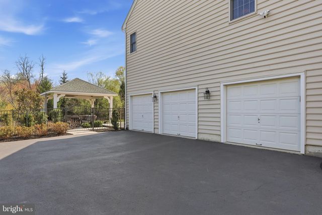 9 HILLVIEW DR, Newtown, PA 18940