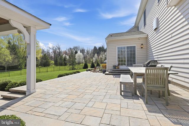 9 HILLVIEW DR, Newtown, PA 18940