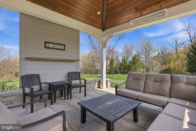 9 HILLVIEW DR, Newtown, PA 18940