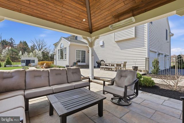 9 HILLVIEW DR, Newtown, PA 18940