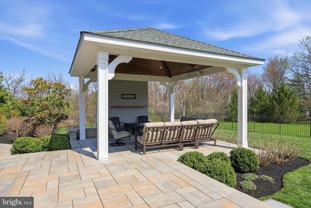 9 HILLVIEW DR, Newtown, PA 18940