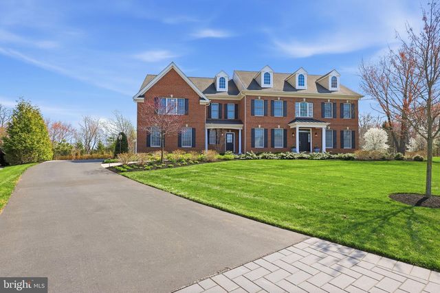 9 HILLVIEW DR, Newtown, PA 18940