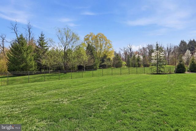9 HILLVIEW DR, Newtown, PA 18940