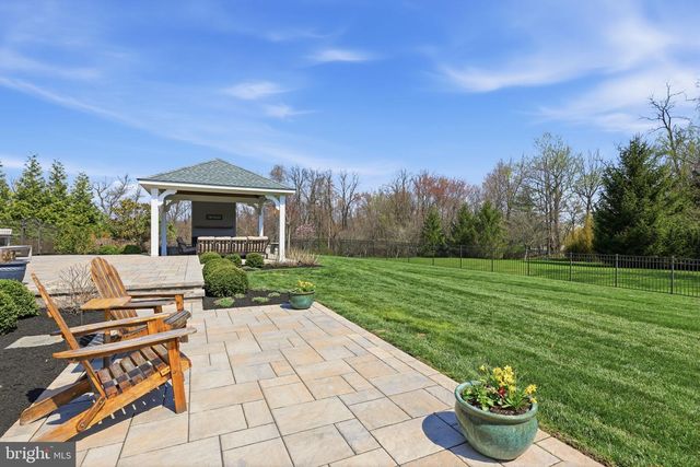 9 HILLVIEW DR, Newtown, PA 18940