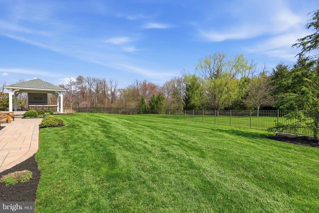 9 HILLVIEW DR, Newtown, PA 18940