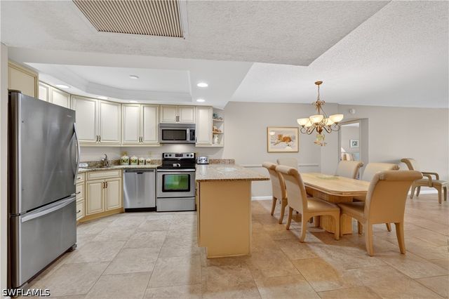 5 Bluebill AVE 201, Naples, FL 34108