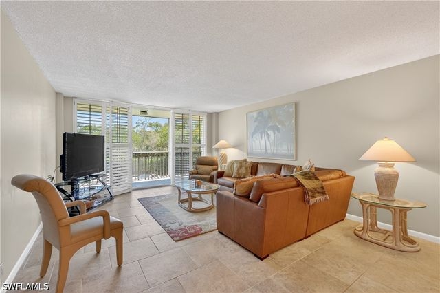 5 Bluebill AVE 201, Naples, FL 34108
