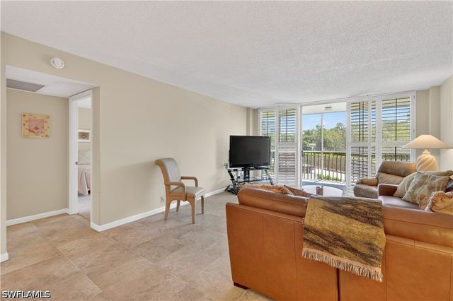 5 Bluebill AVE 201, Naples, FL 34108