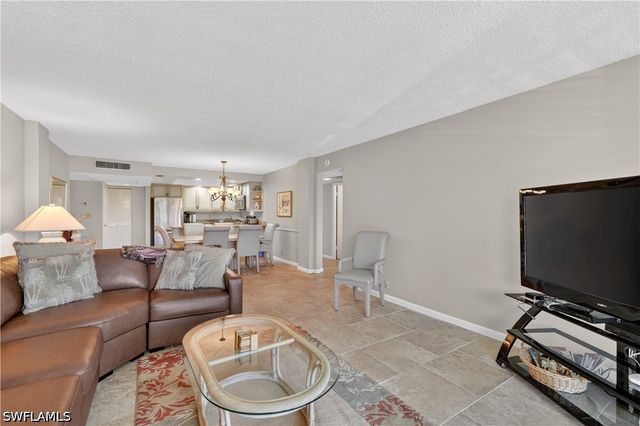 5 Bluebill AVE 201, Naples, FL 34108